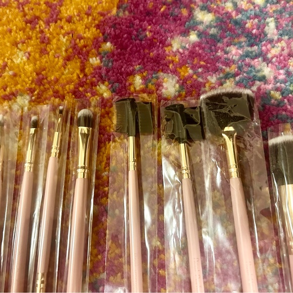 Real Perfection makeup brushes - Picture 2 of 3
